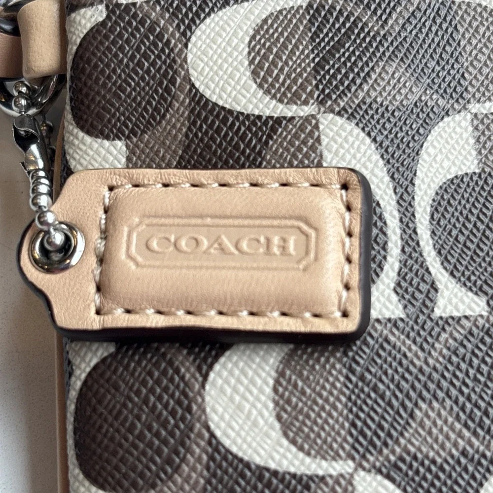 COACH PEYTON SIGNATURE DREAM C Y2K 90s BROWN/CREAM WRISTLET APPROX. 4 1/2 X 6‎